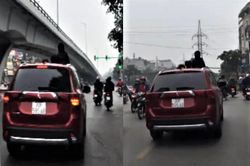 Ô tô chạy vù vù, 3 cháu nhỏ thò đầu qua cửa sổ trời đùa nghịch