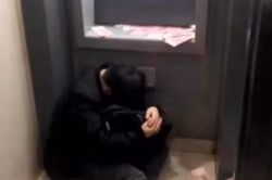 Người đàn ông rơi tiền vung vãi ở máy ATM vì say xỉn