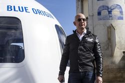 Jeff Bezos phóng tên lửa gửi nghìn lá thư lên vũ trụ