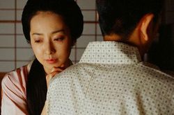 Cứ nghĩ cuộc sống làm dâu của vợ rất sung sướng, tôi sững người khi vô tình chứng kiến cảnh mẹ hất cả bát canh vào người vợ một cách tàn nhẫn