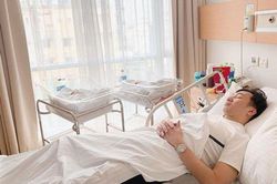 Đăng ảnh chồng ngủ khi vào chăm quý tử sinh đôi, bà xã MC Thành Trung liền bị trêu: 'Tưởng em chăm 3 thằng con chứ?'