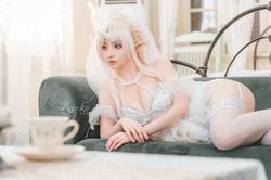 Ngẩn ngơ trước nhan sắc 'hoa nhường nguyệt thẹn' của nàng yêu tinh trắng
