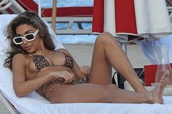 'Đỏ mặt' với bikini da báo siêu bé của nữ DJ Chantel Jeffries