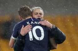 Mourinho ăn mừng cảm xúc khi giúp Tottenham vượt MU