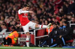 Oezil tức giận vì bị các CĐV Arsenal la ó