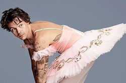 Lý do Harry Styles chuyển hướng mặc váy