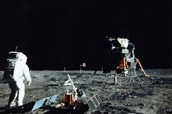 Tại sao phi hành gia trên tàu Apollo 11 suýt bị kẹt trên Mặt Trăng?