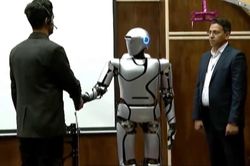 Iran trình diễn robot cử động và giao tiếp như người