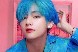 Những thần tượng 'thử sức' với màu tóc xanh ma mị: V BTS, IU, Twice,...