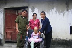 Báo SGGP trao quà của bạn đọc cho bé bị ung thư xương tại Nghệ An