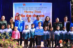 Tỉnh đoàn Bình Dương tặng nhiều phần quà cho trẻ em Lào Cai