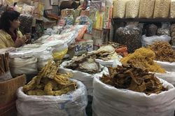 Tiểu thương kìm giá hàng khô chờ Tết, sức mua vẫn ảm đạm