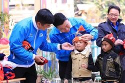 Thanh niên Bình Dương vượt hàng nghìn km mang áo ấm đến trẻ em Tây Bắc