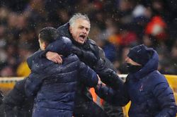 Mourinho sướng tột độ khi Tottenham thắng nghẹt thở