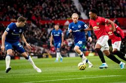 Ryan Giggs chỉ đích danh cầu thủ MU chơi bạc nhược