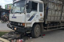 Nghệ An: Hai người thương vong dưới gầm xe ô tô tải chở keo