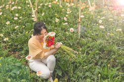 Lý Nhã Kỳ khoe vẻ đẹp không tì vết trong vườn hoa Đà Lạt