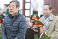 Do sức khỏe yếu, hai ông Trương Minh Tuấn và Nguyễn Bắc Son được ngồi trả lời trước tòa