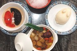 Tiệm chè cá Koi hút giới trẻ TP.HCM