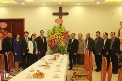 Phó Bí thư Thành ủy Đào Đức Toàn chúc mừng Giáng sinh Giáo xứ Hàm Long