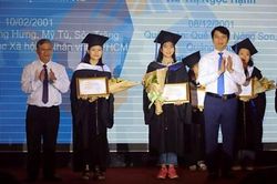 Trao tặng 50 học bổng 'Nâng bước thủ khoa'