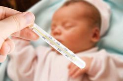 Cách làm đúng và 'đại kỵ' khi trẻ bị sốt, cha mẹ biết mà tránh kẻo hại con