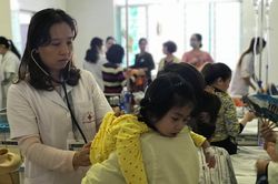 Hàng trăm bệnh nhi nhập viện khi thời tiết chuyển mùa và ô nhiễm môi trường