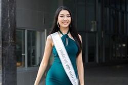 Những bộ cánh không bó sát cũng hờ hững như sắp rơi vô cùng gợi cảm của Thúy Vân sau đăng quang