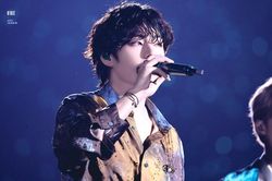 Trước độ 'chịu chi' của ARMY: V trở thành Idol đầu tiên xuất hiện trên màn hình LED tại quảng trường Gae Aulenti