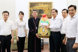 Lãnh đạo tỉnh thăm, chúc mừng các cơ sở tôn giáo nhân dịp Lễ Giáng sinh