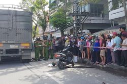 Giật mình vì tiếng còi xe, ngã vào bánh container chết thảm