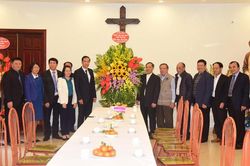 Lãnh đạo thành phố Hà Nội chúc mừng giáo xứ Hàm Long