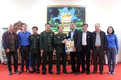Báo Hànôịmới thăm, tặng quà đơn vị quân đội và một số gia đình chính sách