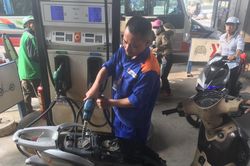 Có hay không việc nhân viên cây xăng 'nhận 80.000 đồng nhưng không bơm xăng cho khách'