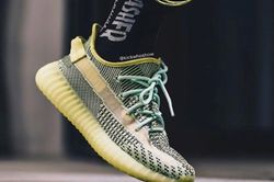 Giày Yeezy xanh lá cây bỗng dưng dễ mua, không hot như kỳ vọng