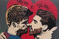 Bức họa Pique hôn Ramos gây chú ý trước trận El Clasico