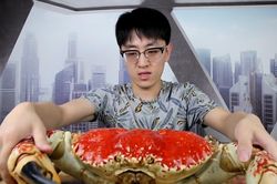 Thực khách chi 900 USD thưởng thức cua nặng 5 kg