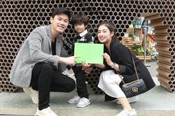 Tùng Sơn và Trang Lou đưa bé Xoài đi học tái chế giấy