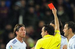 Sergio Ramos và những tấm thẻ đỏ đáng nhớ ở siêu kinh điển