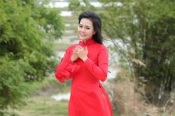 Lương Nguyệt Anh trổ tài vẽ trên gốm trong MV mới về quê hương Bắc Ninh