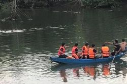 Bố và con gái 5 tuổi ra sông ngắm cảnh, thuyền lật khiến cả hai tử vong thương tâm