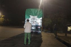 Thu giữ 30 tấn bánh kẹo không rõ nguồn gốc đang trên đường 'tuồn' về Hà Nội