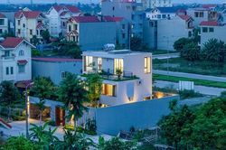 Mê mẩn ngôi nhà 3 tầng đan xen khu vườn xanh mướt
