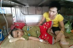 Người mẹ nghèo đau xót vì được khuyên 'đưa con về chờ chết'