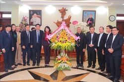 Phó Chủ tịch nước thăm và chúc mừng các chức sắc, đồng bào Công giáo