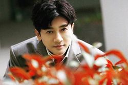 'Ngũ A ca' Tô Hữu Bằng trẻ trung tuổi U50, nhưng style độc lạ mới gây sốc