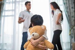 Con gái lặng người khi gặp ba trong tay bồ nhí