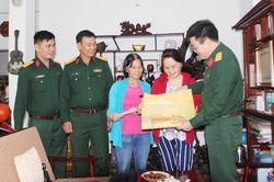 Bộ Chỉ huy Quân sự tỉnh Khánh Hòa thăm, tặng quà các Anh hùng Lực lượng vũ trang nhân dân