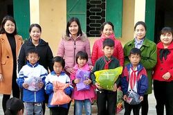 Áo ấm tặng bạn đến trường