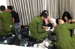 Kiểm tra nhà nghỉ, phát hiện 24 nam thanh nữ tú phê ma túy
